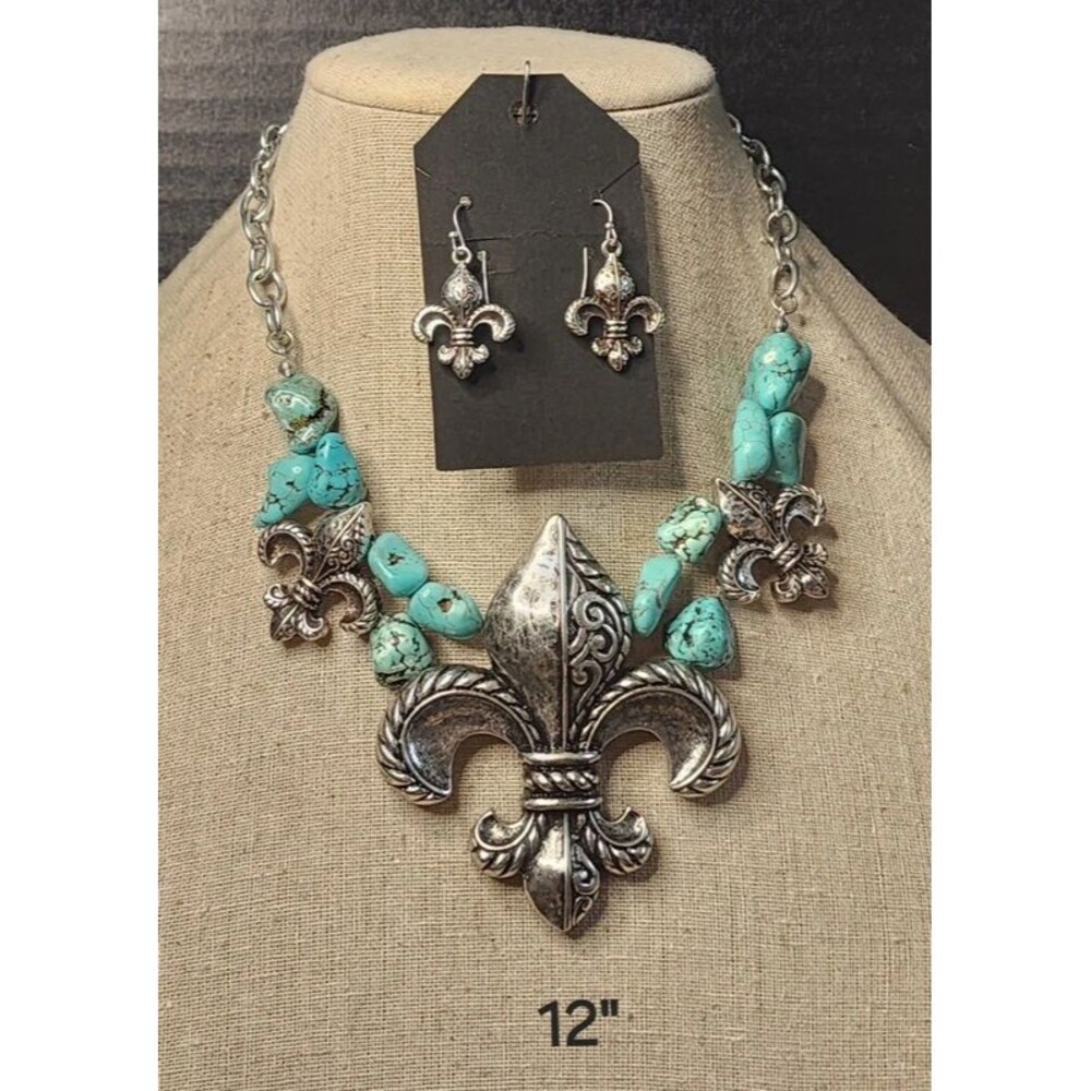 20. Silver Fleur-De-Lis Pendant Set
